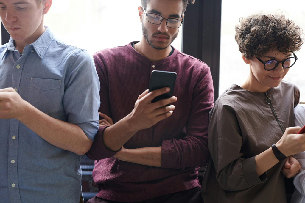 Los merodeadores de los grupos de WhatsApp: lo que dice la psicología sobre los que leen y nunca escriben